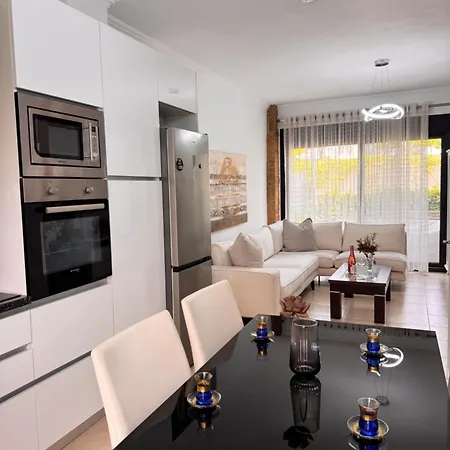 Mema's Maisonette! شقة